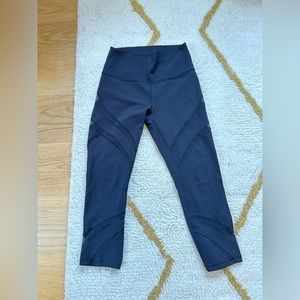 Lululemon wonder under high rise crop 21" leggings. Size 6, black with mesh.